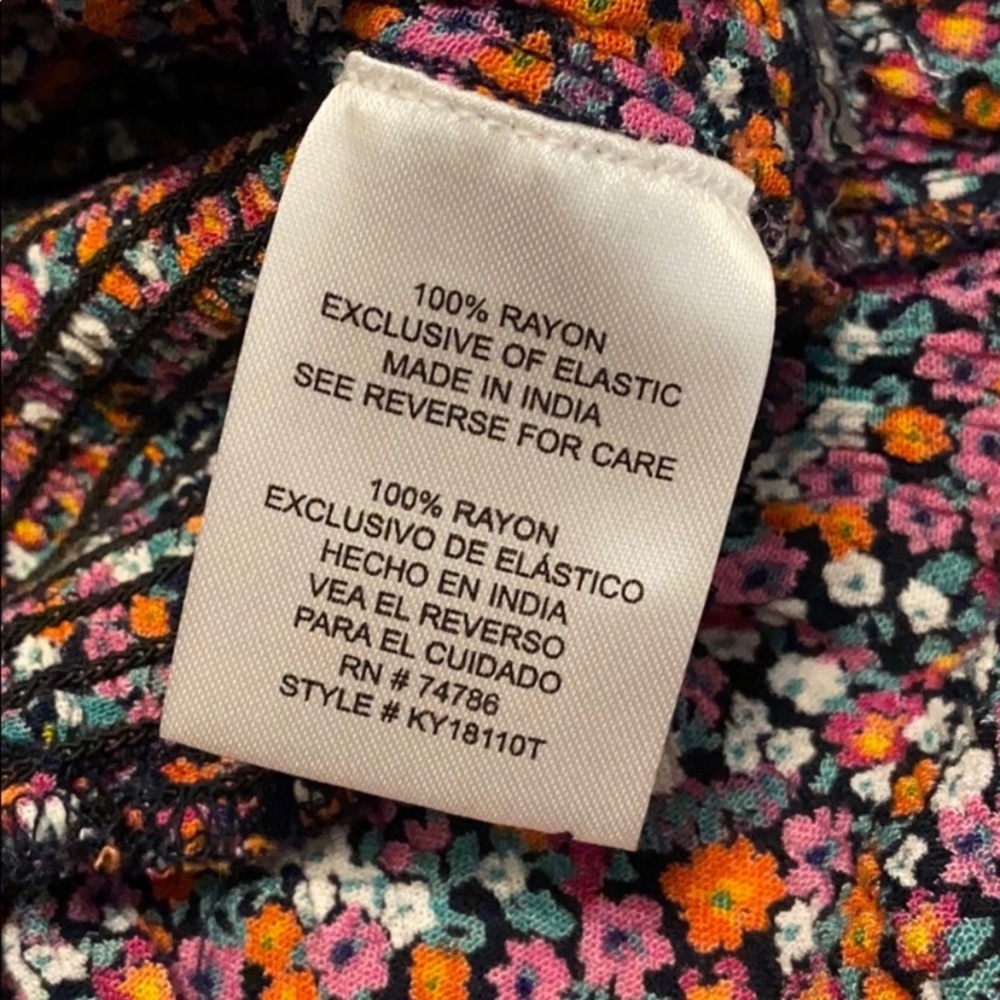 5 for $25🎈 Patrons of peace floral keyhole front tie smocked - Picture 4 of 6